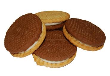 Sendvičcepumi ar vaniļas garšas pildījumu sver.